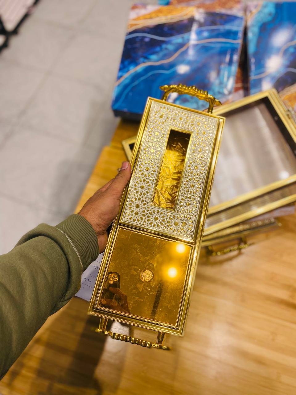 طقم تقديم دهبي فاخر مع علبة مناديل اكليريك
